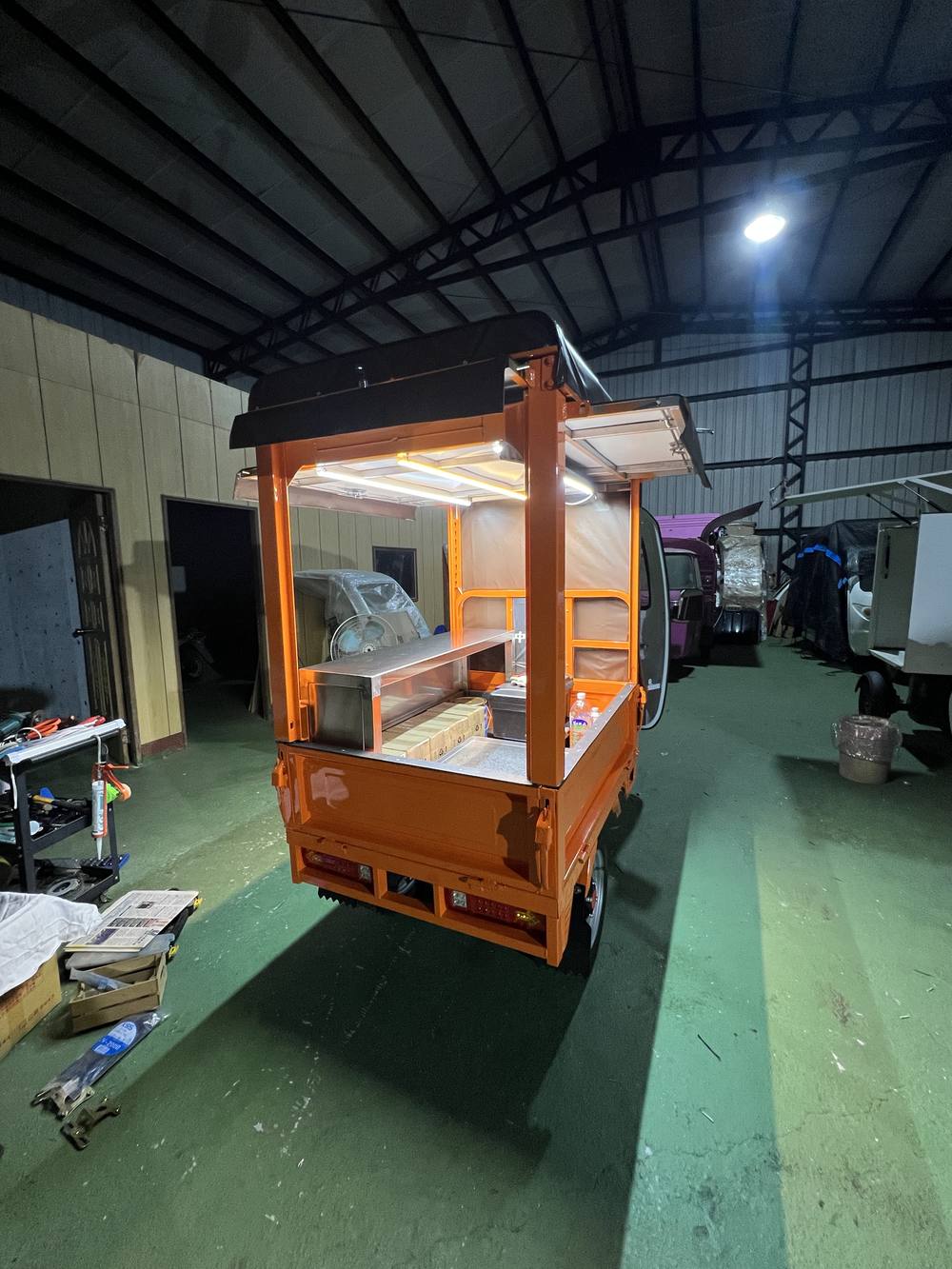 嘟嘟車後廂開啟展示
